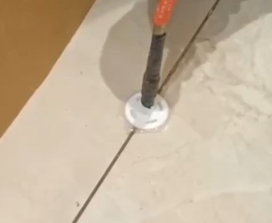 林口瓷砖空鼓维修公司专业解答瓷砖在铺贴过程中，如果没有涂抹均匀到位的粘结材料（如水泥砂浆或瓷砖胶），可能会导致以下问题