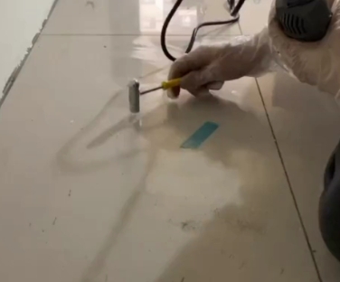 林口瓷砖开裂维修公司专业分享瓷砖在铺贴前如果没有沥干水分，将会导致以下问题